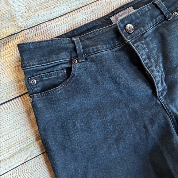 Chico's slimming Black Jean Shorts size 2 - Picture 2 of 4